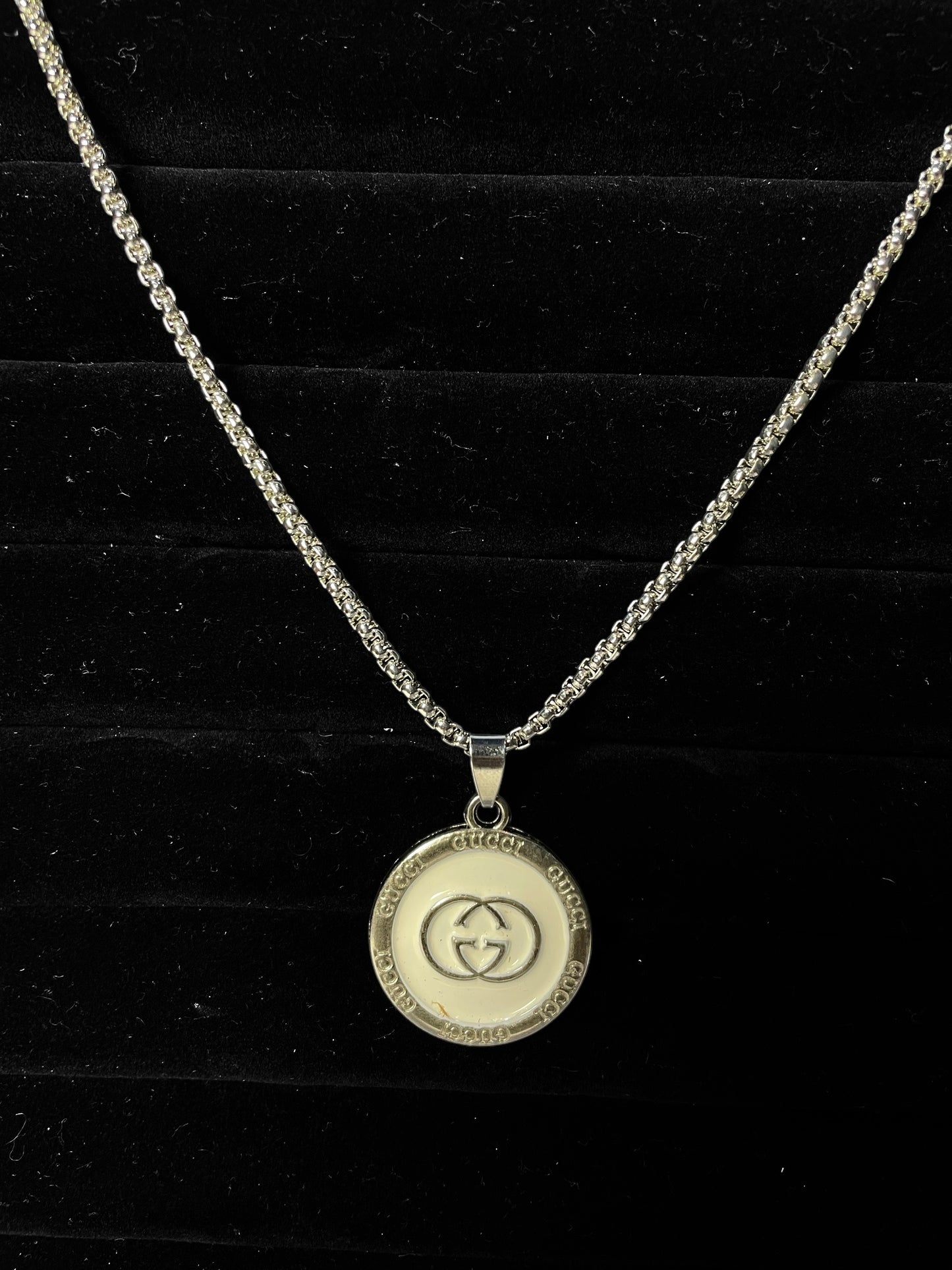 Gucci White pendant