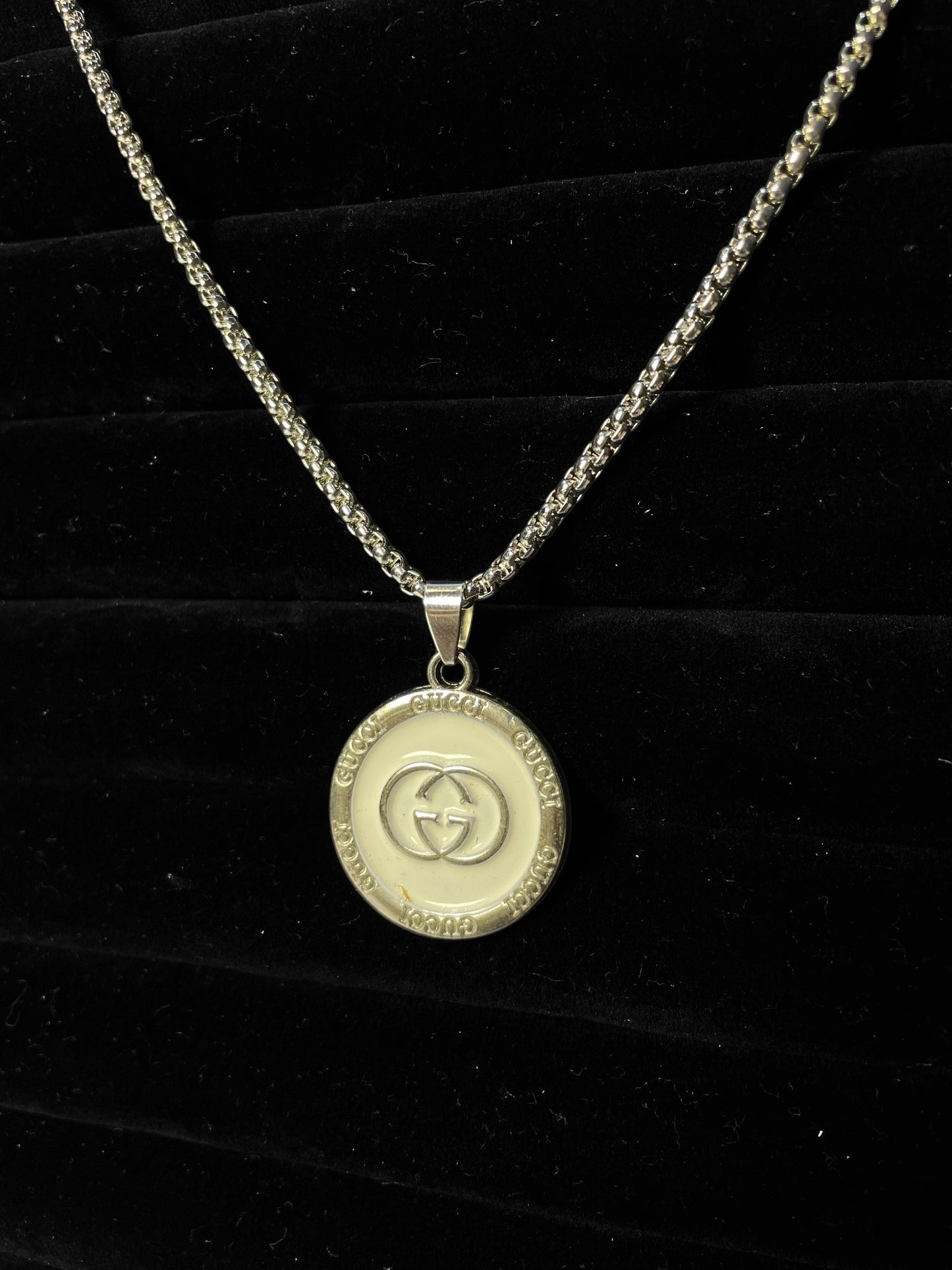 Gucci White pendant