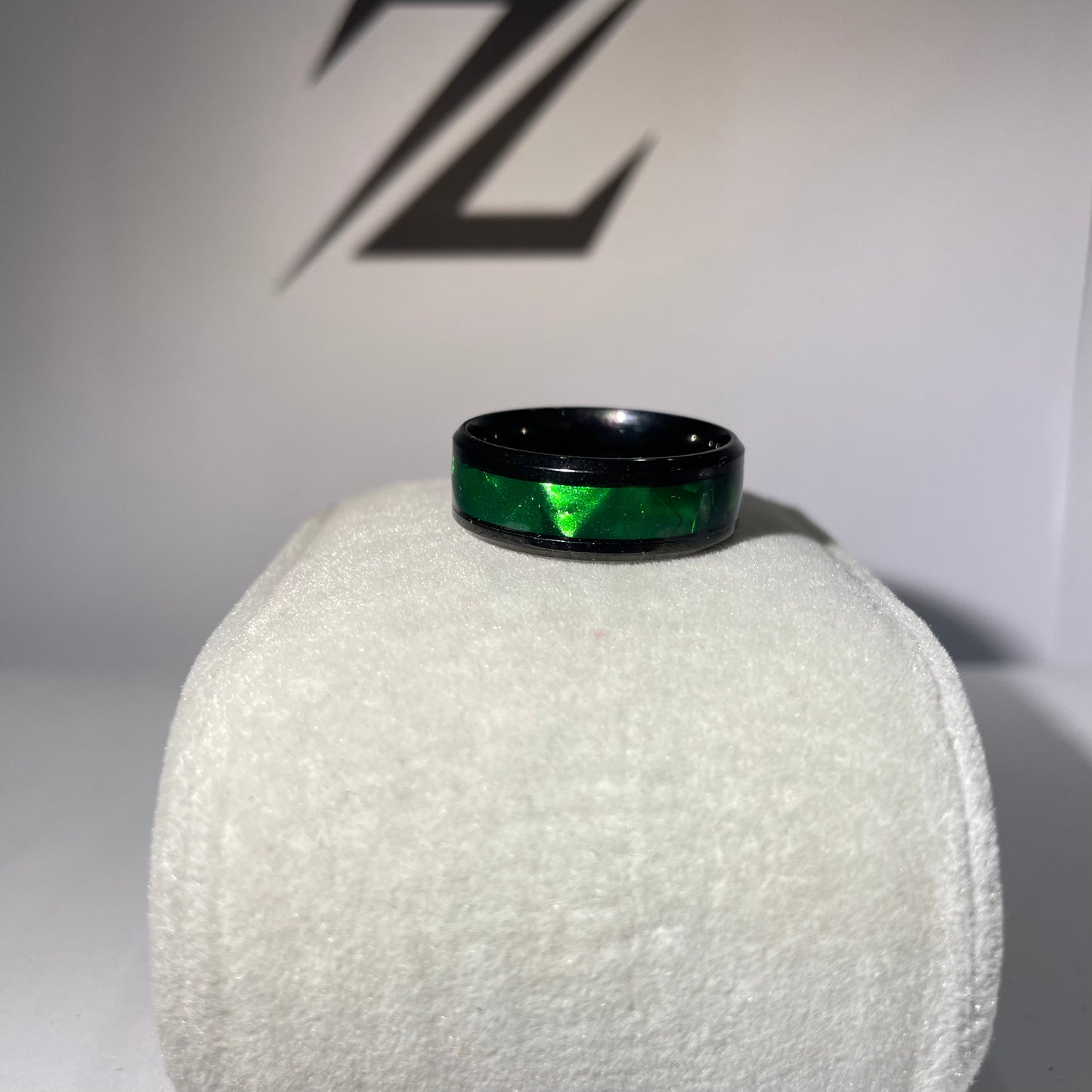 emrald green Dual-Tone Band Ring