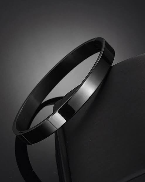 simple black cuff (thin wrist)