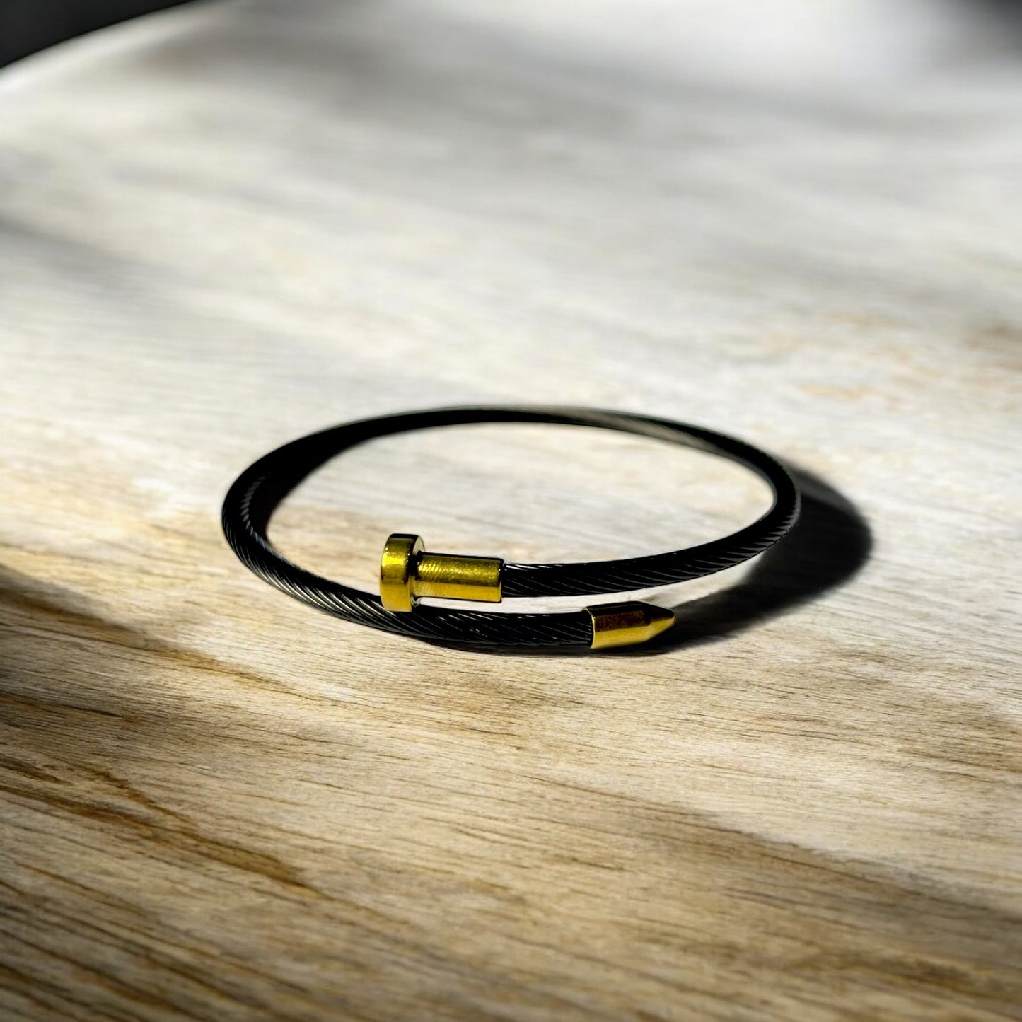 Minimal Nail Cuff (black)
