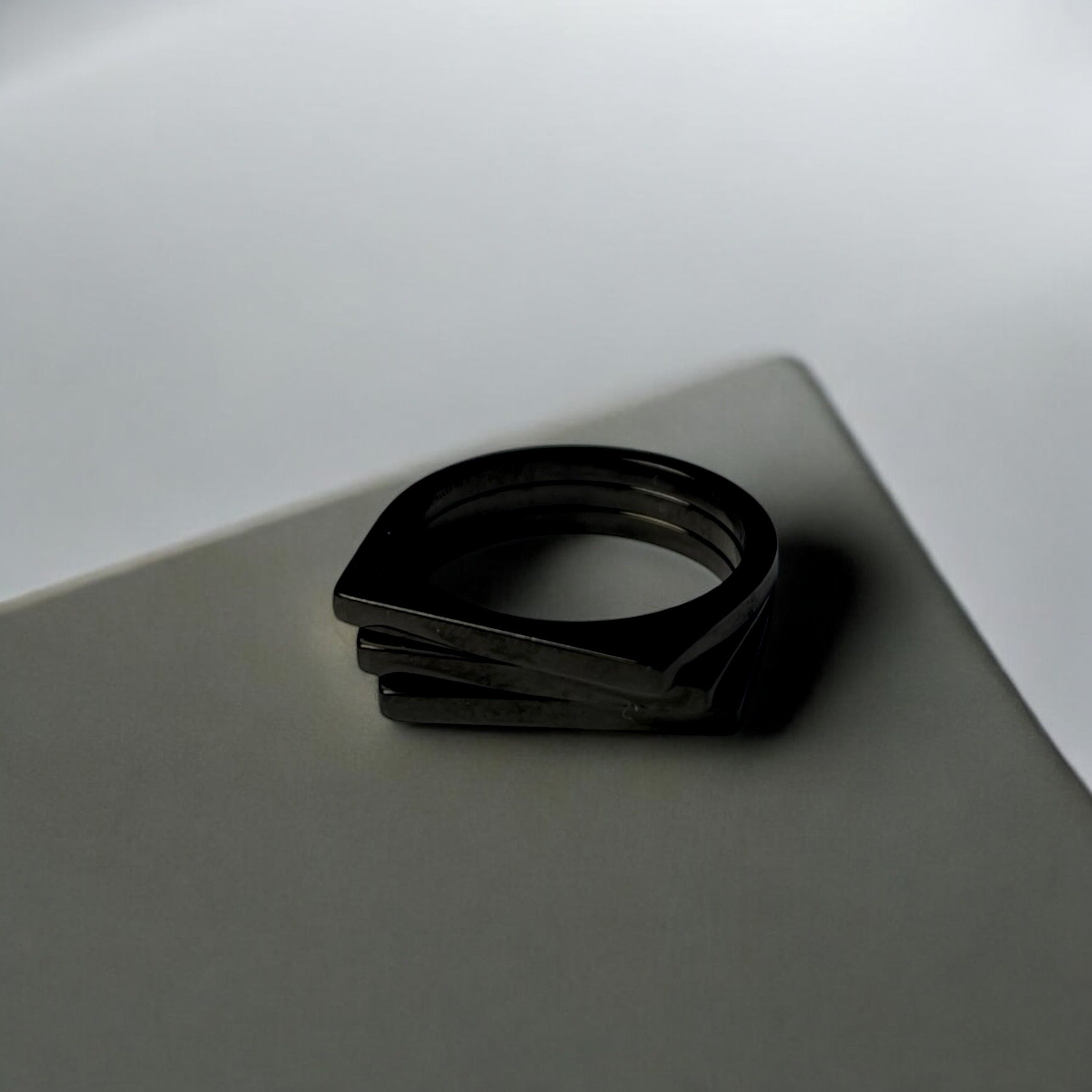 triple steps signet ring (black)