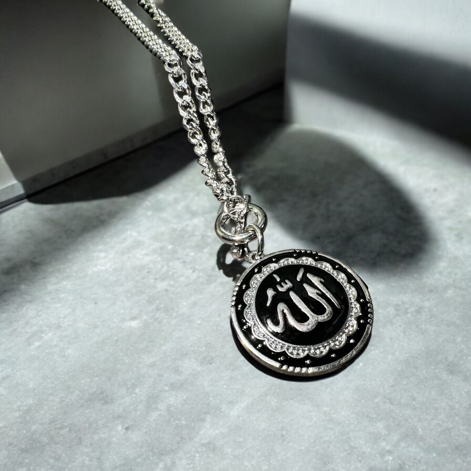 'Allah' black and silver pendant - Zefiro