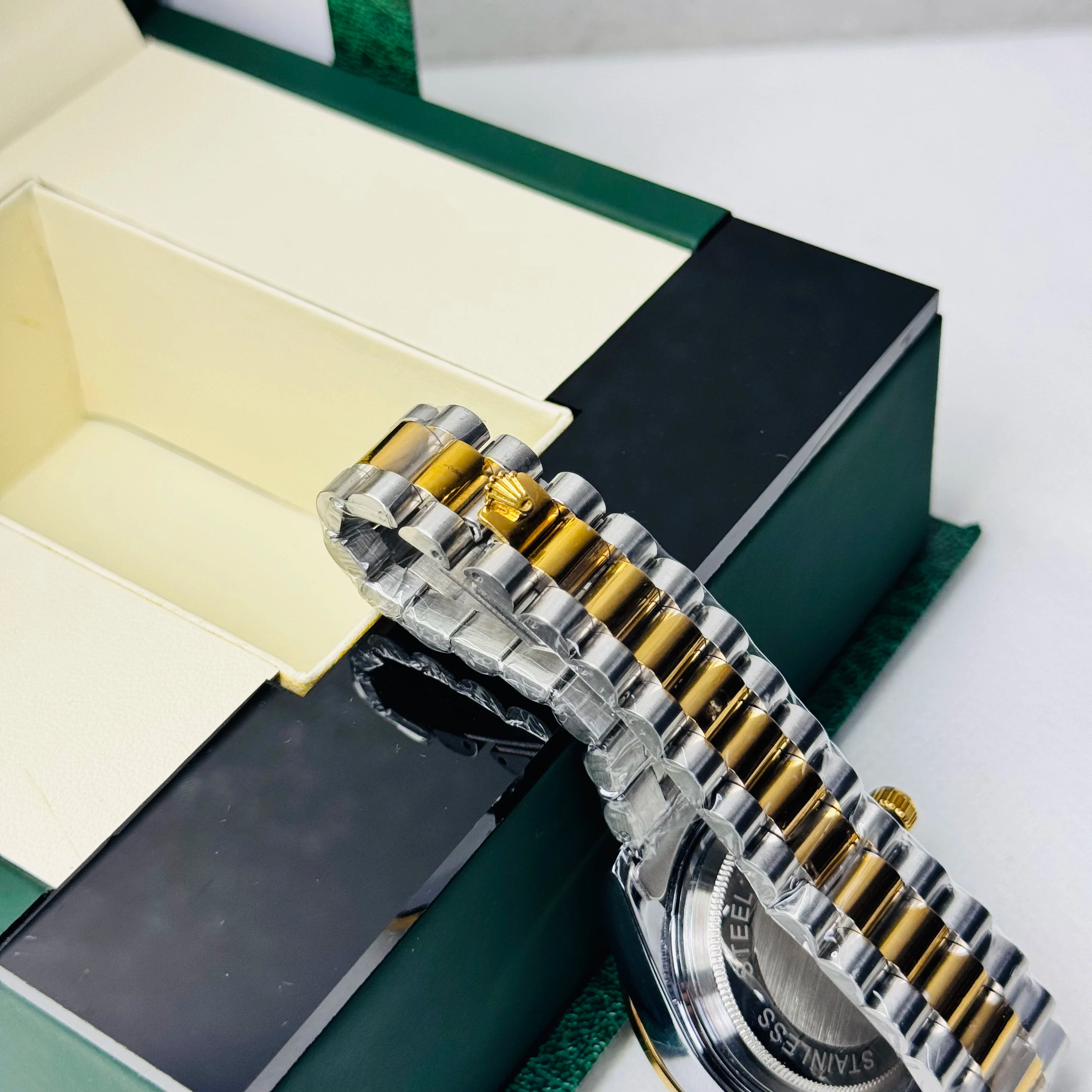 ZEFIRO T-17 RLX DATE-JUST: Premium Integrated Geometric Series